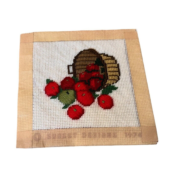 Needle Pointers #5383 Strawberry Basket #5383 Apple Basket Completed 5 x 5 wool - Picture 3 of 3
